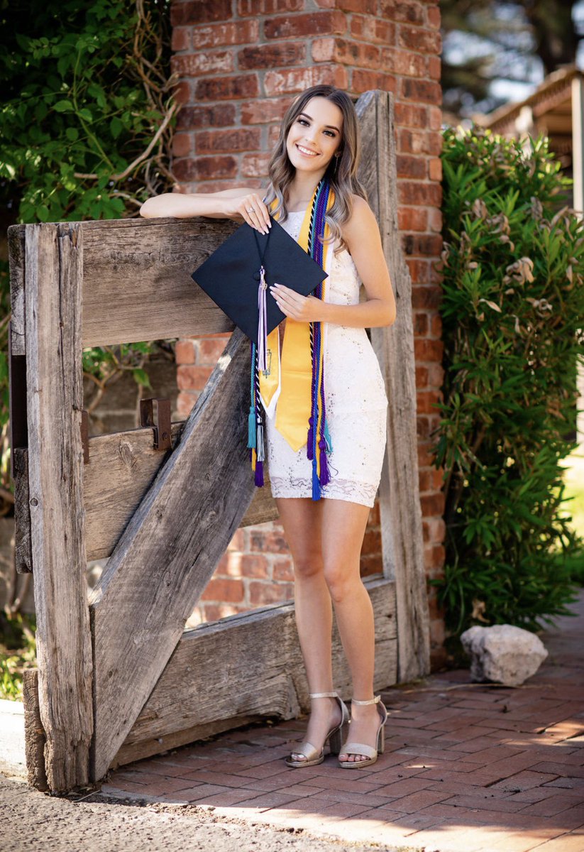 QuinonezSarai's tweet photo. it’s grad season! 🖤🎓 https://t.co/easXXD7cvh