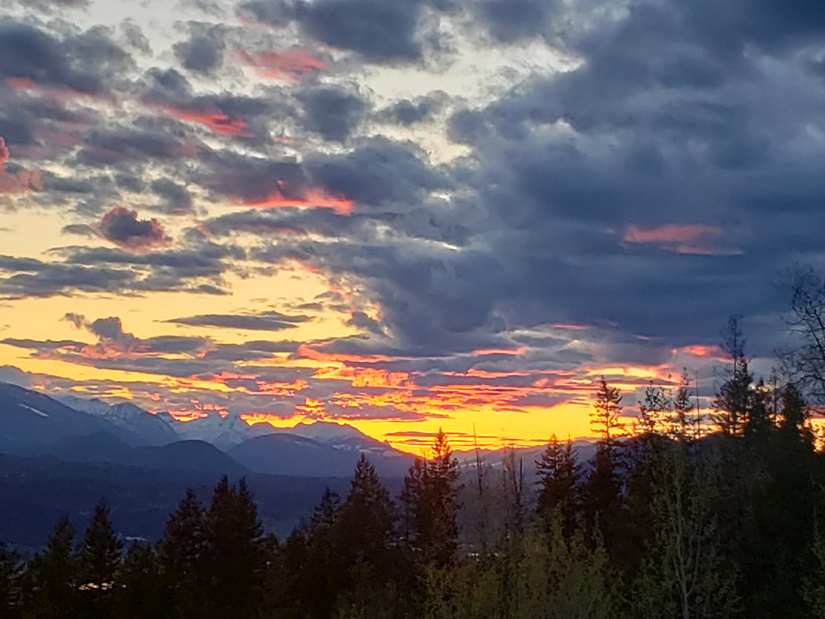 40Events's tweet photo. Did we mention we have some pretty nice sunsets here? #sunsets #BCmountains #YouBelongHere https://t.co/8yZF2rZmFS