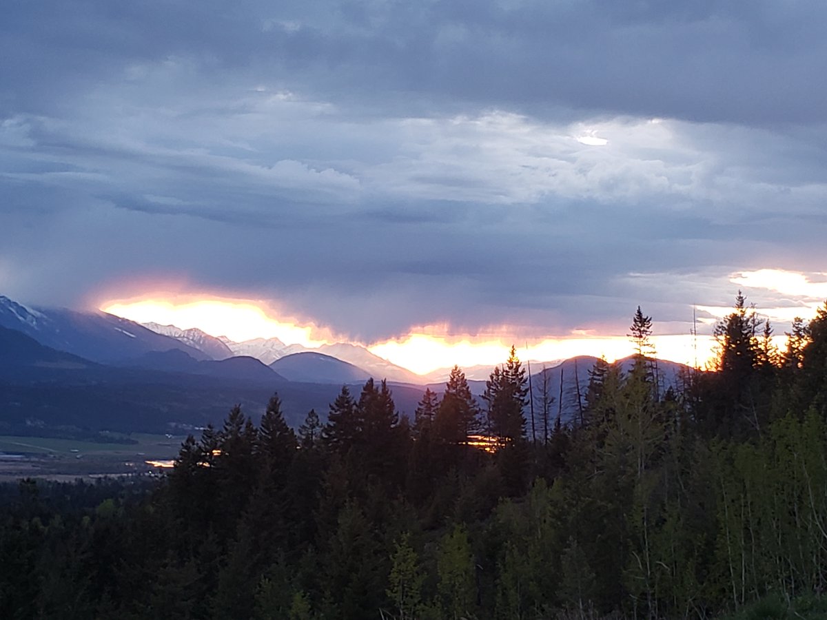 Did we mention we have some pretty nice sunsets here? #sunsets #BCmountains #YouBelongHere