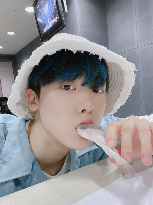 Sanha_Spain's tweet photo. [TRAD] 200515 Actualización de la cuenta oficial de #ASTRO con #SANHA (@offclASTRO) el 200511

Cuando hace calor un helado~🍦
He intentado vestirme como el cielo azul para coincidir con el clima ☀️
Hoy también fighting~
#Neolchajaga #Knock 

#YOONSANHA #SANHA #ASTRO #AROHA #ROHA https://t.co/eutuZIsn5p