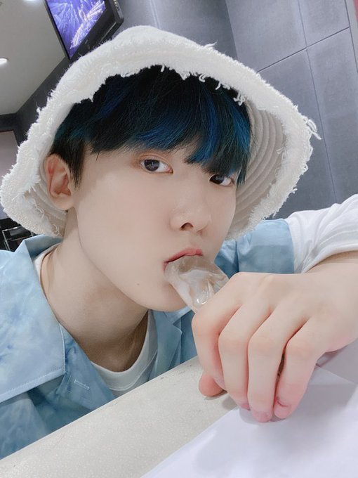 Sanha_Spain's tweet photo. [TRAD] 200515 Actualización de la cuenta oficial de #ASTRO con #SANHA (@offclASTRO) el 200511

Cuando hace calor un helado~🍦
He intentado vestirme como el cielo azul para coincidir con el clima ☀️
Hoy también fighting~
#Neolchajaga #Knock 

#YOONSANHA #SANHA #ASTRO #AROHA #ROHA https://t.co/eutuZIsn5p