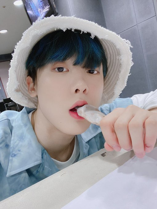 Sanha_Spain's tweet photo. [TRAD] 200515 Actualización de la cuenta oficial de #ASTRO con #SANHA (@offclASTRO) el 200511

Cuando hace calor un helado~🍦
He intentado vestirme como el cielo azul para coincidir con el clima ☀️
Hoy también fighting~
#Neolchajaga #Knock 

#YOONSANHA #SANHA #ASTRO #AROHA #ROHA https://t.co/eutuZIsn5p