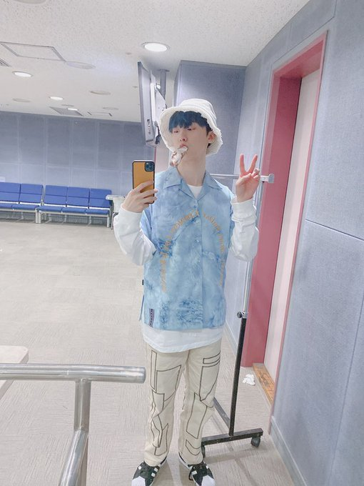 Sanha_Spain's tweet photo. [TRAD] 200515 Actualización de la cuenta oficial de #ASTRO con #SANHA (@offclASTRO) el 200511

Cuando hace calor un helado~🍦
He intentado vestirme como el cielo azul para coincidir con el clima ☀️
Hoy también fighting~
#Neolchajaga #Knock 

#YOONSANHA #SANHA #ASTRO #AROHA #ROHA https://t.co/eutuZIsn5p