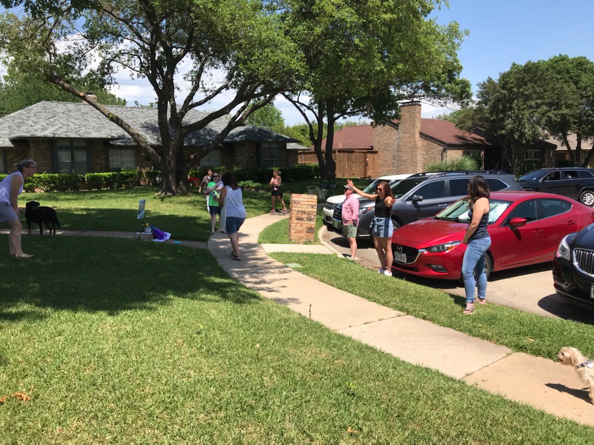 It's #FriYAY, let's spread a little #kindness. What are you doing today to make someone smile? #surprisevisit #socialdistancing #givetogethernowdallas @_STFoundation