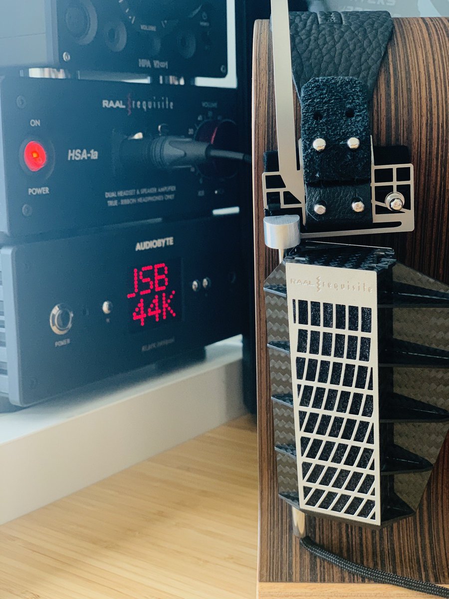 wx4wx4's tweet photo. 来自塞尔维亚和加利福尼亚合作制作的,真-世界上第一款铝带驱动耳机🎧
RAAL|Requisite的SR1a ,享受=w=
#headphone
#raalrequisite
#requisiteaudio
#hifi
#hiend https://t.co/5u9eoMP7Wh