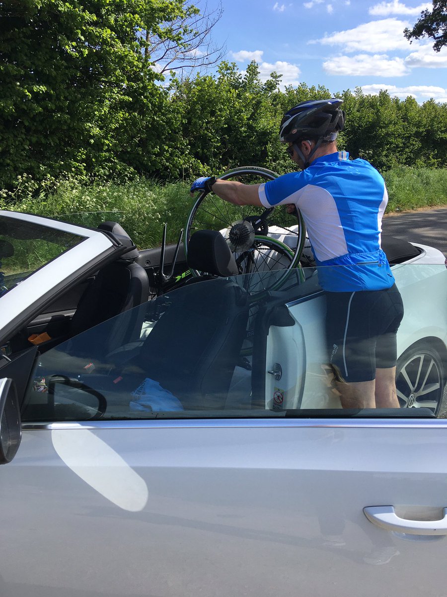 AnnieHiggs_'s tweet photo. You can’t ever moan again about my car being impractical @higgsie88 #WifeToTheRescue #CycleFail #VWCabriolet https://t.co/fMFQe9PO1N