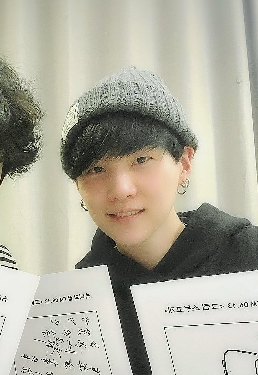 아니 윤기오빠 이 사진 완전 2014년 사진이라고 해도 믿을거 같아....완전 옛날이랑 똑같아!!!!