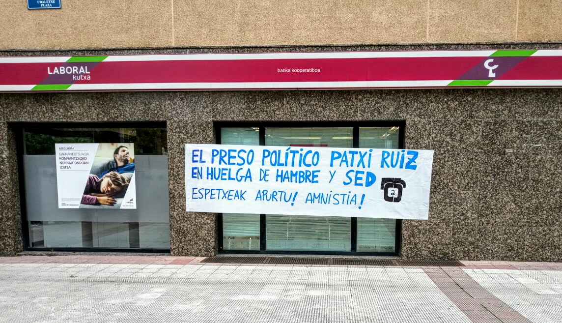 BarakoGaztetxea's tweet photo. 5 egun pasa dira Patxi Ruiz preso politikoak gose eta egarri greba hasi zuenetik.
Eutsi gogor Patxi, zurekin gaude!

#AmnistiaOsoa!! https://t.co/j1akB8yhVh