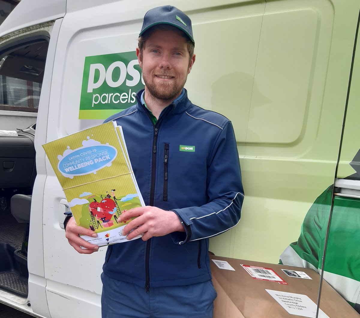 #CarrickonShannon Postman Liam Murtagh delivering #wellbeing packs to nursing homes in County Leitrim today. If any Nursing Home Manager in #Leitrim would like well being packs delivered to their care home, please contact us on  1800 852389.  
#InThisTogether <a href="/AnPostvox/">AnPost</a>