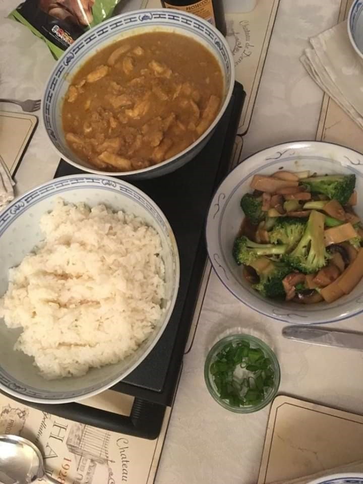 Delish_byHES's tweet photo. Friday Night, Ruby Night 🍽️ Forget the takeaways, when you can make your own curry!
Sue from @EPPS_ICT &amp; Ruth from @bowerparkac  @DelishHcs  kitchen, have been cooking these delicious curries🤤 
@HES_orguk  @LBofHavering  @LACA_UK 
#SchoolMeals #StayCalmKeepCooking #Foodheroes https://t.co/2gIh870rU4