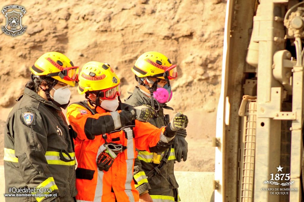 Imágenes del trabajo de las unidades de las compañías <a href="/Dalmacia5/">Bomba Dalmacia N5</a> <a href="/BombaVictoria11/">Bomba Victoria 11</a> @Bomba14Iqq en llamado de rescate vehicular ocurrido a las 09:50 horas en segundo acceso hacia Alto Hospicio Bajo Molle.  #Iquique #EmergenciasCBI