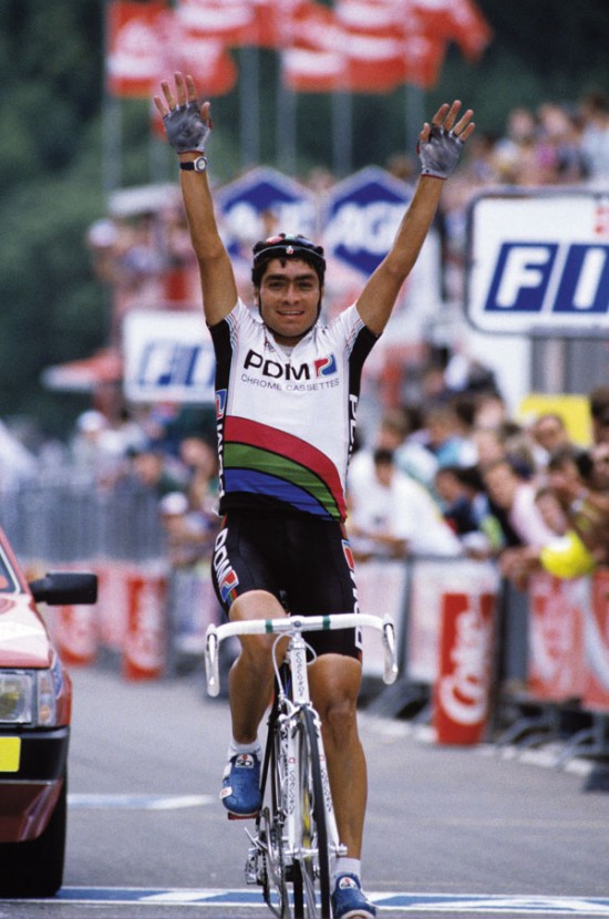 PlntCiclismo's tweet photo. Pedro Delgado es el último de la clasificación general, a más de 7' de los favoritos, cuando el #Tour89 sale de Luxemburgo en la etapa 4 para dirigirse al circuito belga de Spa. Acacio Da Silva sigue siendo líder...
https://t.co/PTropG8WA5 https://t.co/9rCsJM8nZk