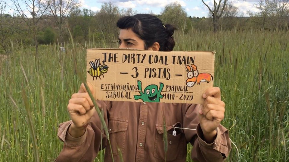 antena3rtp's tweet photo. Têm saudades das gravações #3Pistas, de #HenriqueAmaro? Ouçam a #Portugália com a sessão dos #TheDirtyCoalTrain.
👉 https://t.co/ZydsEFZsWu https://t.co/jF9OzaHf7e