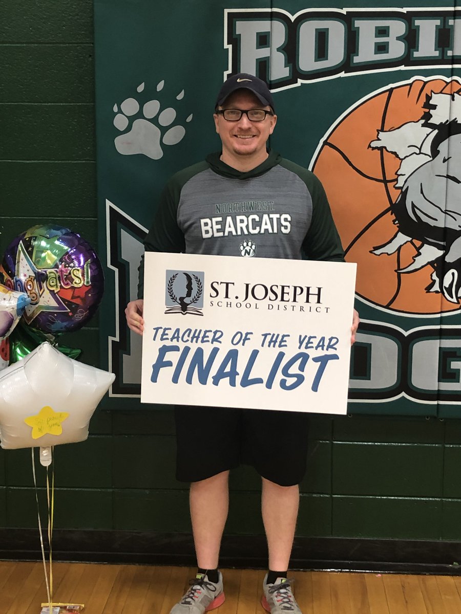 rmsbadgers's tweet photo. We have some BIG NEWS to close out the school year … today Mr. Pettegrew was named one of three SJSD Teacher of the Year finalists! He will now be eligible for the district- and state-level awards. Congrats, Mr. Pettegrew! We are so lucky to have you at RMS! 👏👏👏 #DouxItRight https://t.co/33G98vjqRx