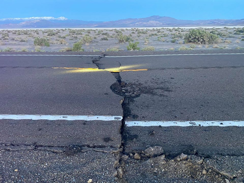KMJNOW's tweet photo. Nevada Quake Damage:  The Esmeralda County (Nevada) Sheriff's Office says parts of U.S. 95 are now closed due to damage from a 6.4 magnitude quake that hit near Tonopah, NV just after 4 a.m.   #earthquake https://t.co/DxlsVN2kZY