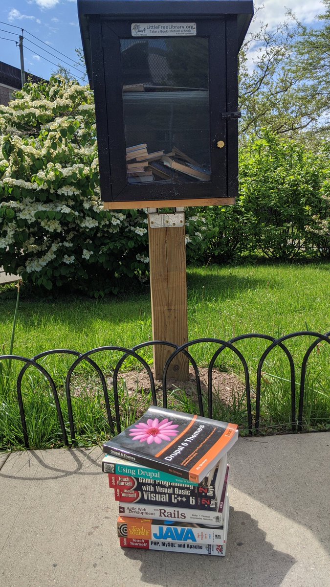 SteveSchoepfer's tweet photo. This little free library just got a lot more techy 😅
@SIBOD31
📚 🤓 📊 💻 💾 https://t.co/k29OdB1dw8