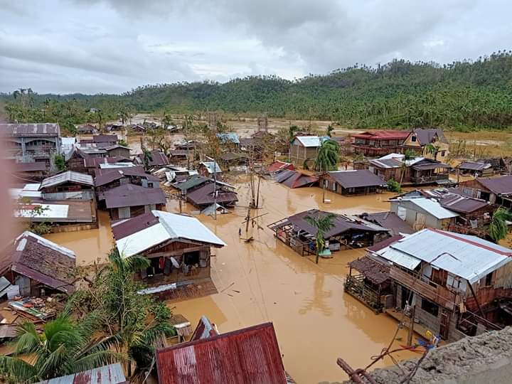 itsmegurl01's tweet photo. Di ako makatulog, iniisip ko ang sitwasyon ngayon ng pamilya ko. Kung may pagkain ba sila? 😥😢 Nanawagan po ako sa lahat ng may mabubuting puso. Ang bayan ko po sa Jipapad Easter Samar nangangailan po ng tulong lalo na po ang pagkain.. Salamat... https://t.co/fYE9jBDomn