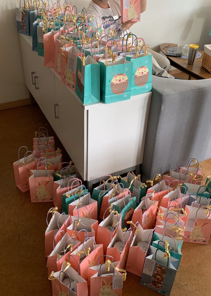 Idag har vi hyllar vår fantastiska personal med en liten ”fredagspåse”. Vilket jobb de (vi) gjort den här våren!! Lite gott, lite fint och lite klurigt. Härligt att få fira också 😃😃