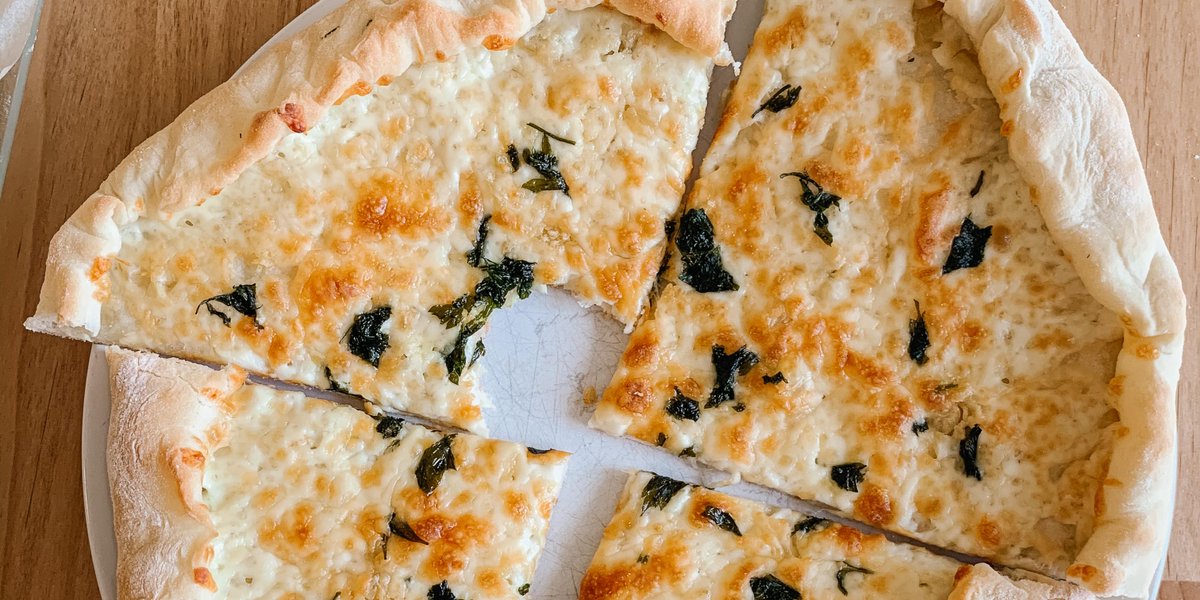 ACCampusService's tweet photo. You asked, our Executive Chef approved! We are OFFICIALLY dropping the GARLIC BREAD PIZZA recipe for all of you missing this fan-favourite @AlgonquinColleg 🍕 

Now you can recreate the recipe at home &amp; tag us in the final product! Get the recipe here 👉 https://t.co/lTTQZ1M9Ns https://t.co/pWsqKfbrHQ