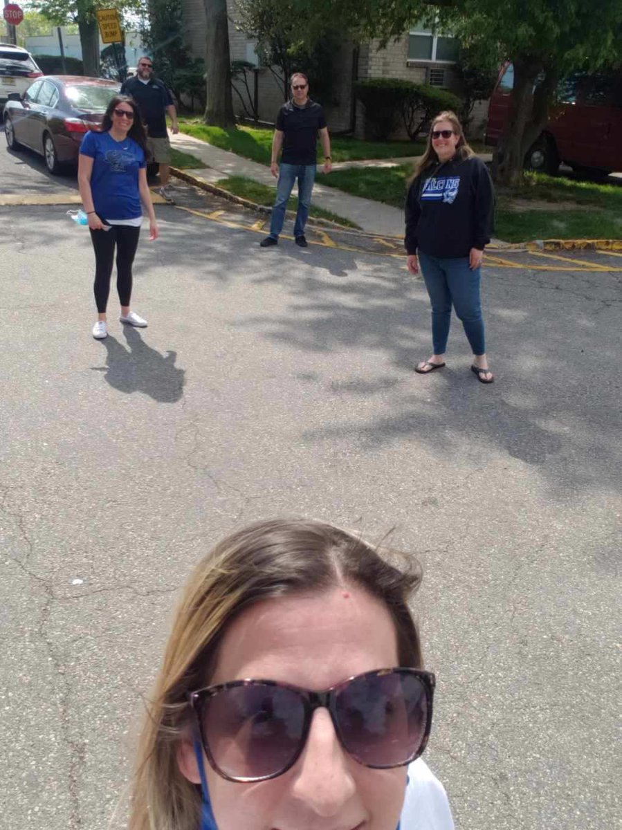 laurenogonowski's tweet photo. FMS Student of the Week squad out in full force today to spread some cheer. Check out @fordsmiddle Instagram stories for winners! Teachers, start getting your nominations out for next week! @FordsMiddlePTO @FordsMiddleWTSD #wearefms https://t.co/uGRm2YUCaH