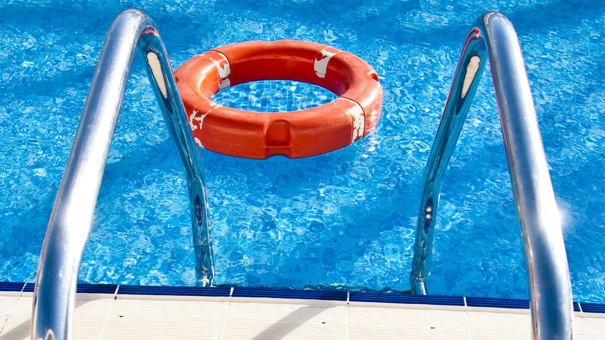 Warmer days are on their way #OttCity! If you are getting your pool or hot tub ready, make sure you are on the right track! 
Please follow these guidelines for pool and hot tub maintenance: bit.ly/3cCgjNw