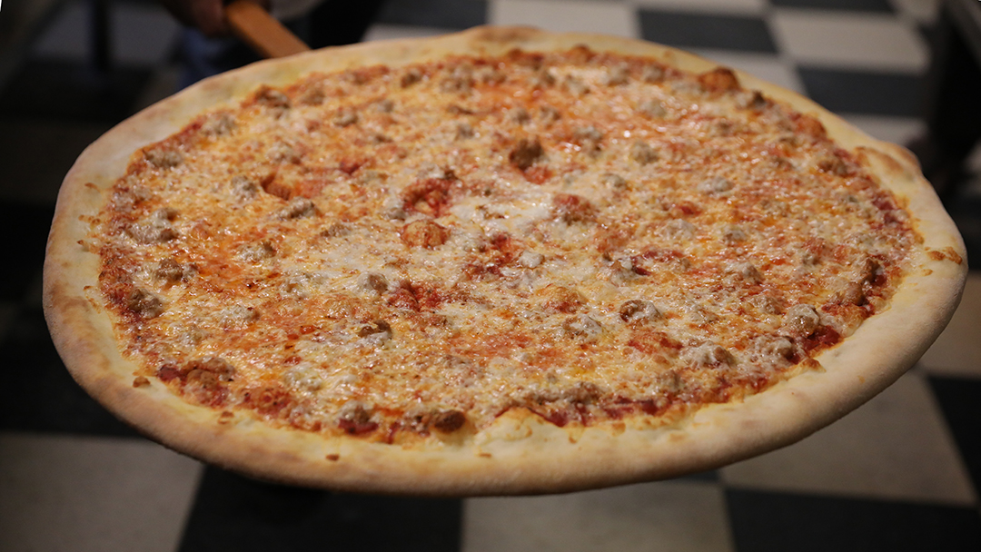 AnthonysPizza's tweet photo. π₯ pizza from our ovens, to your table.
β β β β β β β β β
#contactlessdelivery
#curbsidecarryout
#iloveanthonys https://t.co/bp2MPHYMpT