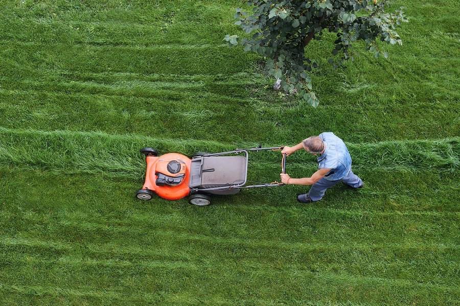 MobileJoes's tweet photo. #FridayTip Monitor the oil level in your #mower and look for floating debris or oil that appears dark black in color. Old or contaminated oil should be drained and replaced. 
Angie's List https://t.co/sM7BsmP0JI