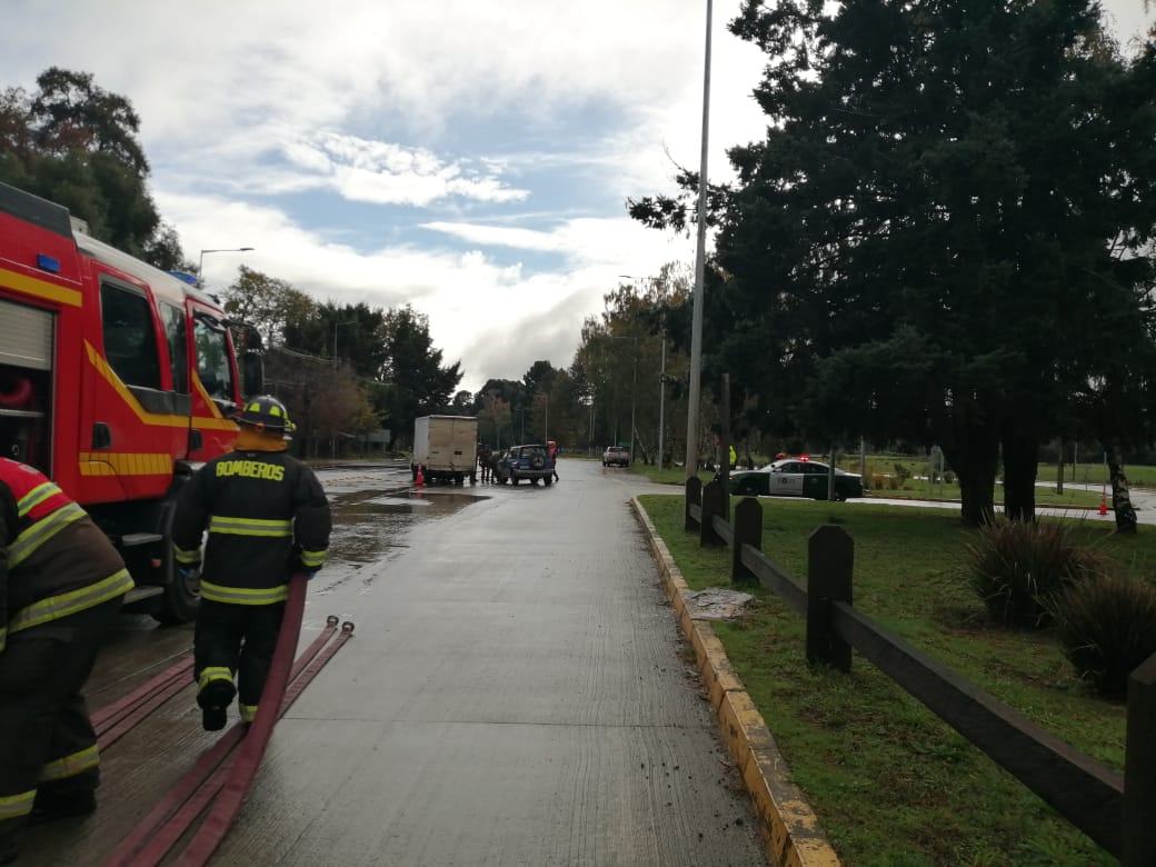 El día de hoy viernes trabajamos en 10-4-1 Rescate Vehicular el cual consistió en colisión de vehículo menor con camión 3/4 junto a <a href="/PrimeraValdivia/">Primera Valdivia</a> en sector Puente Santa Elvira, acceso norte de #valdiviacl