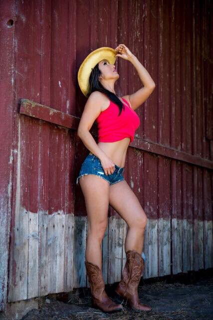 christyleefan1's tweet photo. Gorgeous, sexy babe @christyleepnw2 #model #asianmodel #countrygirl #daisydukes #boobs #legs #ass #Bombshell https://t.co/bs4xMpycMl