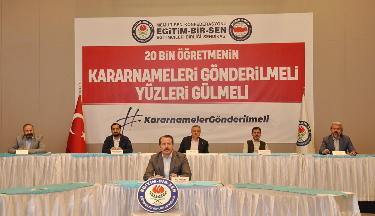 _aliyalcin_'s tweet photo. Göreve başlamak üzere kararnameyi bekleyen,atanmış öğretmeler ile videokonferansta bir araya geldik.

#Ataması yapılan 20 bin öğretmenin kararnamesi gönderilmeli, yüzleri güldürülmelidir
#KararnamelerGönderilmeli 

https://t.co/x3W1EeJxt6 https://t.co/rJUdJQyn3T