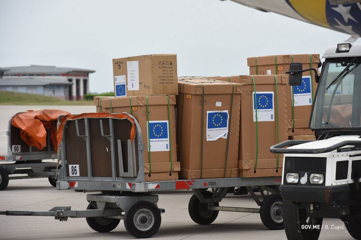 MontenegroNATO's tweet photo. (2/2) Dopremljen je i veliki dio medicinske pomoci #EU Crnoj Gori u saradnji sa @UNDP_Montenegro: 14 respiratora, 50.560 zaštitnih maski,10.200 zaštitnih naočara, 80.000 rukavica... 
Hvala EU! Zajedništvo i solidarnost EU i #NATO za CG na djelu! @EUAmbME @AivoOrav @d_gasparikova https://t.co/SC8lB6Vbnn