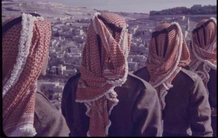 Mohamd_AJARMA's tweet photo. في معركة القدس عند دخول السرية الرابعة من الكتيبة الثالثة للجيش الأردني المنازل المجاورة للنوتردام أخذ الجيش الأردني يطهرها غرفة غرفة وعندما سيطروا على تلك المنازل
 اقبلوا على النوتردام واستبدت بهم الحماسة فأخذوا يهزجون:
يا ابنيّة يلي بالبيت    شوفيني كني ذليت
#الأردن 🇯🇴 https://t.co/0G3WrPxsYP