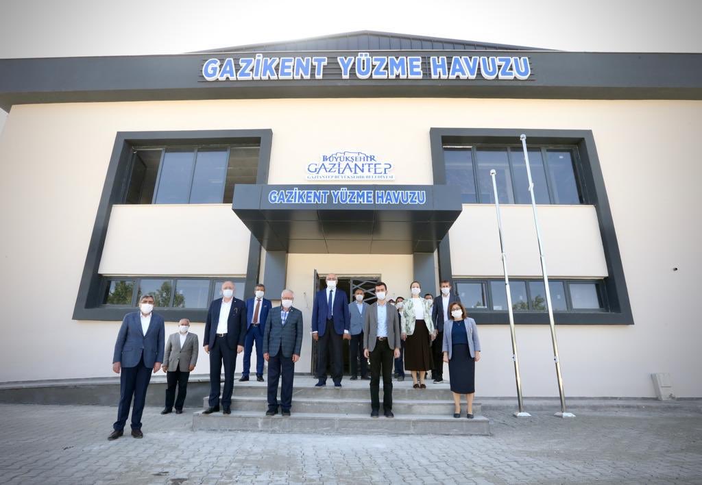Gaziantep Valiligi Maske Mesafe Hijyen On Twitter Yuzme Bilmeyen Kalmasin Valimiz Davut Gul Buyuksehir Belediye Baskani Fatma Sahin Ile Gazikent Yuzme Havuzunda Incelemelerde Bulundu Sporsehrigaziantep Https T Co
