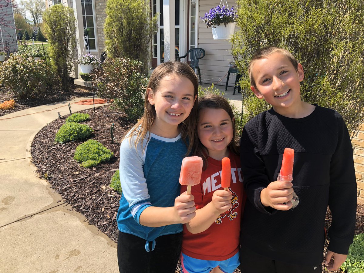 MrsKnepp25's tweet photo. The Morris family brought the Bellflower Field Day traditions to their house and it is awesome! @MentorVirtualFD @BellflowerHardy https://t.co/PLaL68Sotc