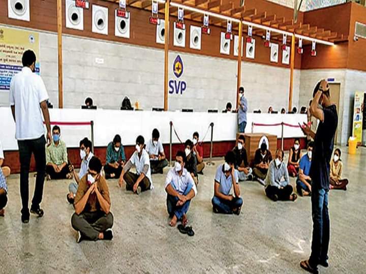 Habiib012's tweet image. ये जो लोग नजर आ रहे हैं। धरने पर हैं। ये डॉक्टर्स हैं।अहमदाबाद के सरदार बल्लभ भाई पटेल अस्पताल की है।इनकी सैलरी बढ़ाने की डिमांड नहीं है, न ही इन्हें कोई वीआईपी सुविधा चाहिए। बस इनका कहना है कि हमें कोरोना मरीजों के बार्ड में भेजा तो जा रहा है लेकिन हमें मास्क नहीं दिए जा रहे।