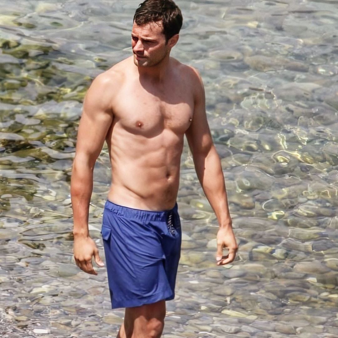 SabrinaED's tweet photo. Por si no lo sabías así luce #JamieDornan sin remera 😍🔥🤤
Calentando el viernes
#Lomazo #Bombonazo @Guapazos https://t.co/eeCQuocaEM