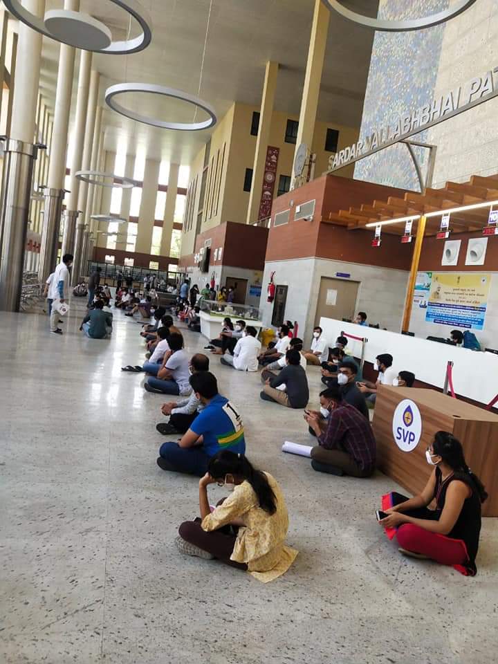 Habiib012's tweet image. ये जो लोग नजर आ रहे हैं। धरने पर हैं। ये डॉक्टर्स हैं।अहमदाबाद के सरदार बल्लभ भाई पटेल अस्पताल की है।इनकी सैलरी बढ़ाने की डिमांड नहीं है, न ही इन्हें कोई वीआईपी सुविधा चाहिए। बस इनका कहना है कि हमें कोरोना मरीजों के बार्ड में भेजा तो जा रहा है लेकिन हमें मास्क नहीं दिए जा रहे।