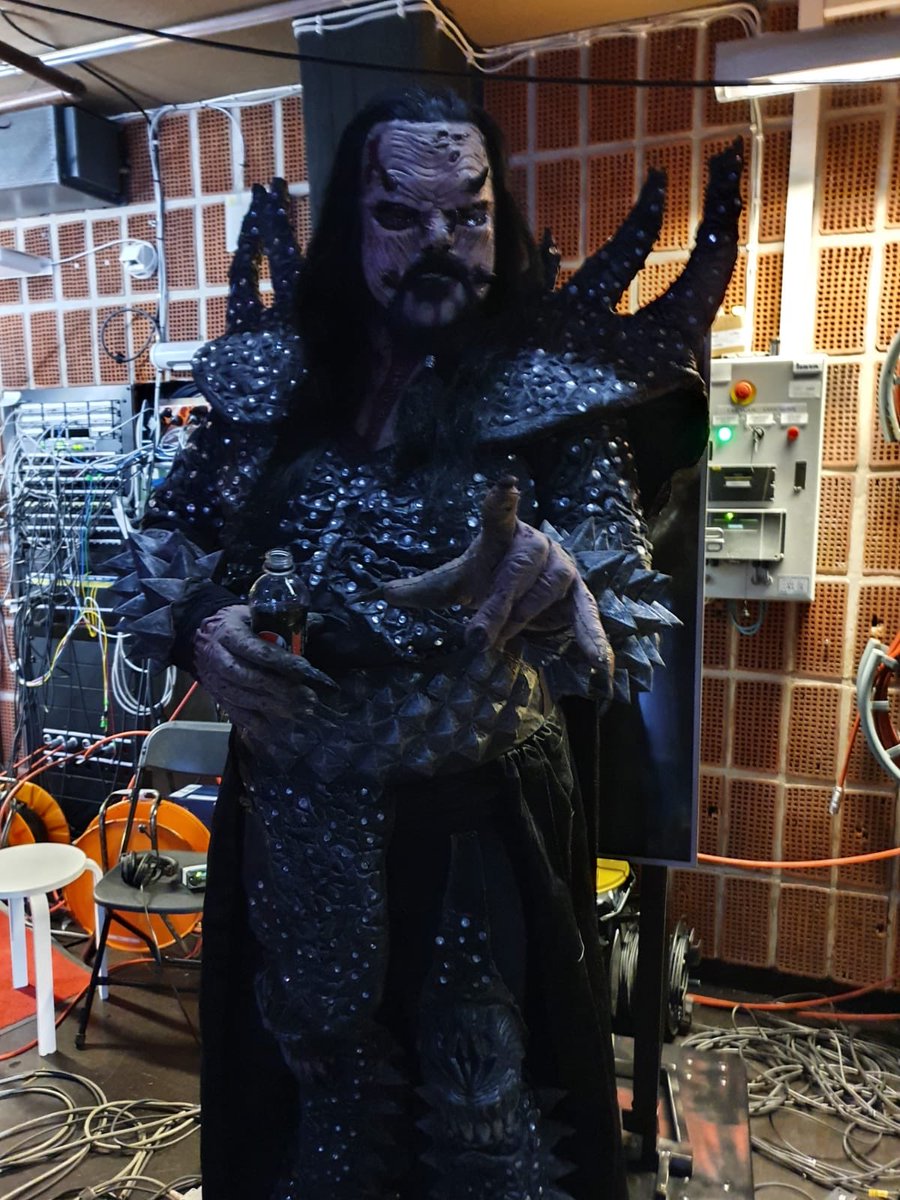 Lordi Mr Lordi About To Go On Stage On Finnish Tv Yle Tv2 At 19 05 Euroviisut Yleolohuone Yle Lordi