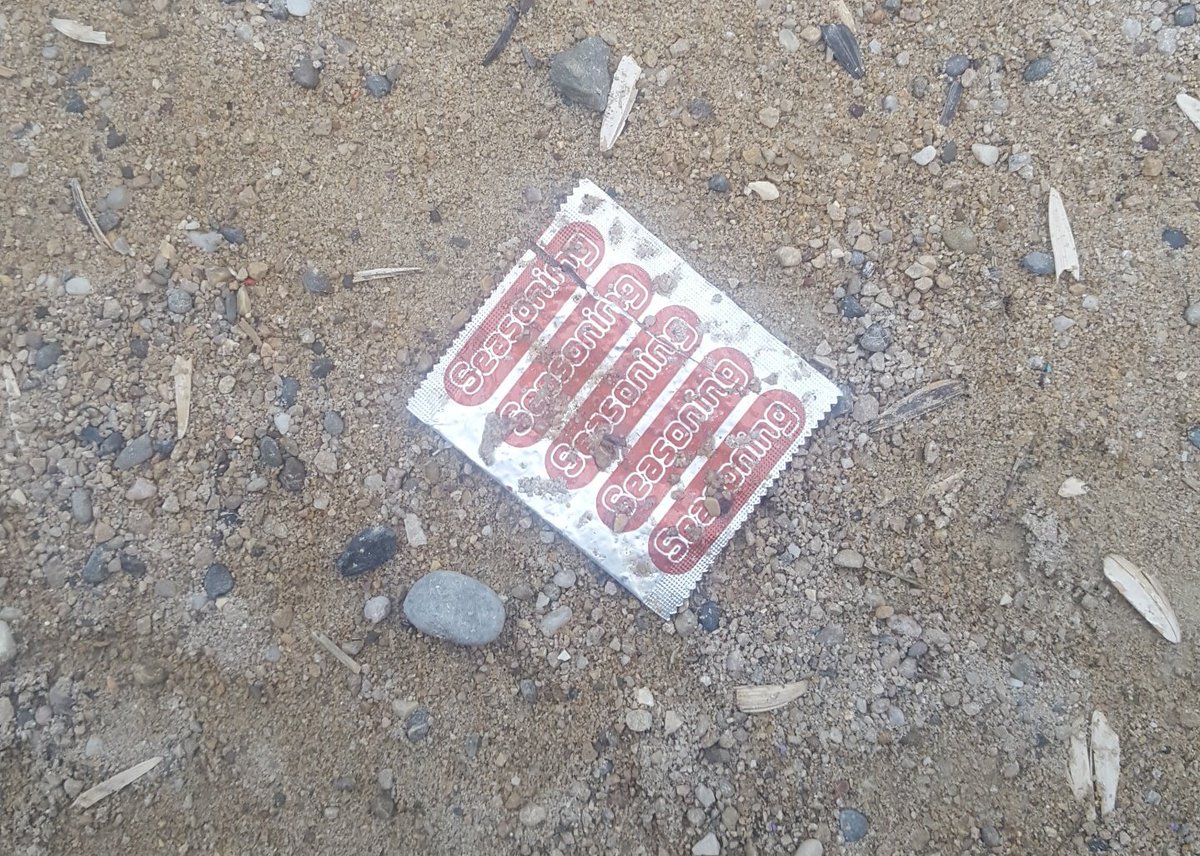vanehen's tweet photo. Ésta es la basura más común en la calle. Al principio no le presté mucha atención, luego de ver tantas pensé que eran condones! No, ya va, que vaina es ésta? Me dije. Miré de cerca, aah es el sobrecito que traen los fideos Yum yum. Pero quien se toma una sopa en la calle?? https://t.co/prBdiR4dNr