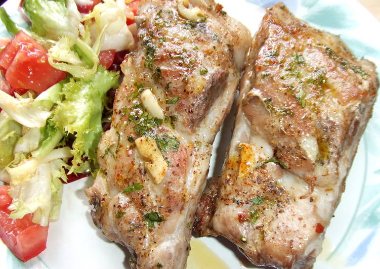 [<a href="/Sukaldean/">Sukaldean</a>] Txerri saiheskia labean errea baratxuri, perrexil eta ziapearekin
mahala.eus/txerri-saihesk…
Mahalako txerrikiekin gozatzeko #errezeta. On egin!