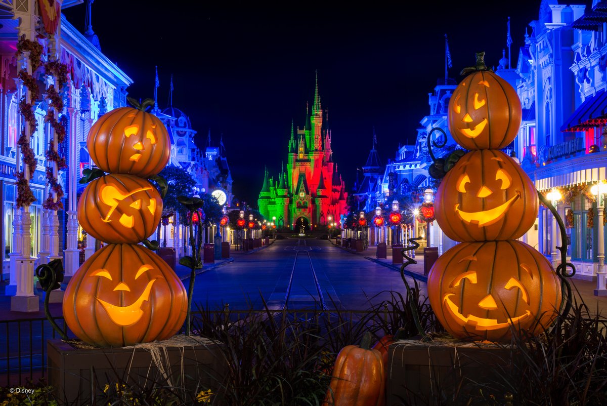 DisneyPhotoPass's tweet photo. We’re about halfway to Halloween! 🎃 Stay in good spirits by downloading the boo-tiful, complimentary digital wallpapers we’ve conjured up in the Disney PhotoPass gallery of your Disney account. For more #Halfway2Halloween fun head over to @DisneyParks. #DisneyMagicMoments https://t.co/z9Vbc590gH