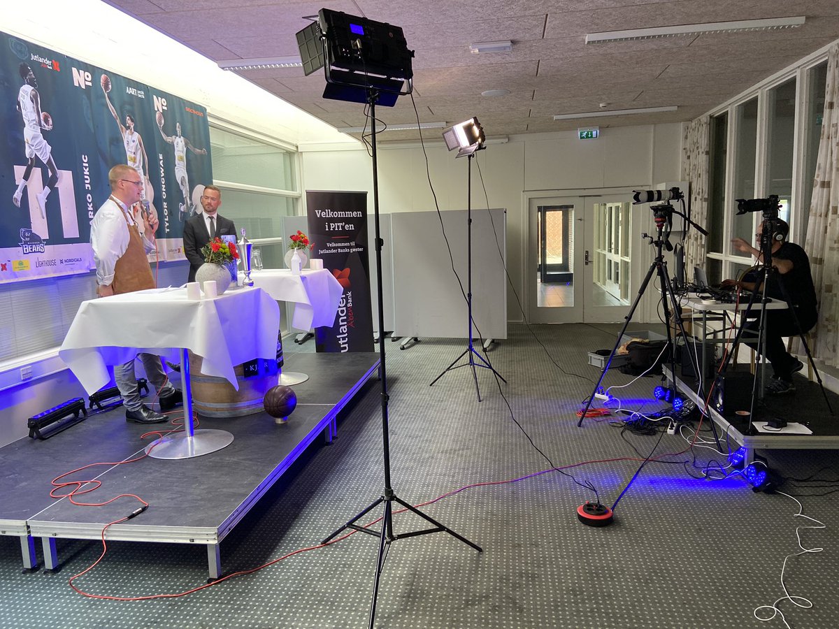 VIRTUEL VINDMAGNING... garneret med information om Bears-sæsonen følg med på Bears’ facebookside netop nu.