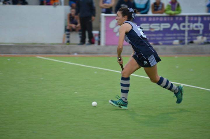 rodririquelme8's tweet photo. #ConociendoAlProtagonista Delfina Vettore, jugadora #AtenasRC-periodista #AlToqueDeportes " Mi etapa en el Hockey son muchisimos años ,casi toda mi vida.Desde muy chica jugando, tuve años como profe y jugadora en #UruCure donde fue tambien una gran decisión el dejar de jugar". https://t.co/yrUqu8MRqe