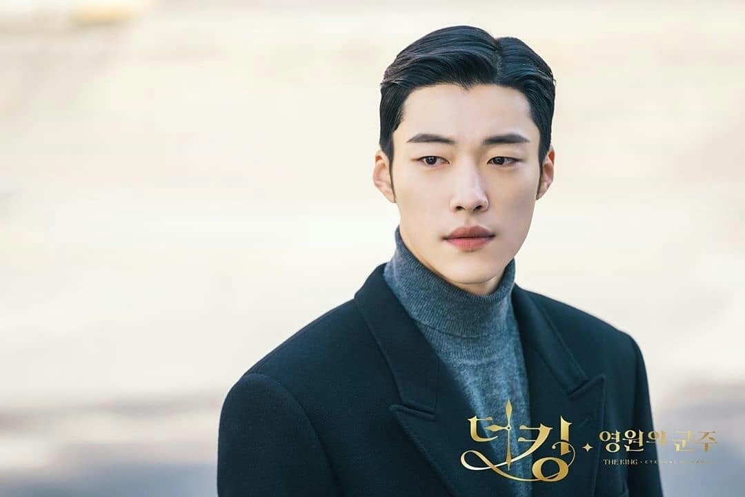 It's the same person but WHY DO I FEEL LIKE I'M WATCHING 2 DIFF PERSON? ! THAT'S WHEN U KNOW HE'S AN AMAZING ACTOR, HE BE STEALING THE SPOTLIGHT IN THIS DRAMA. Love him  #TheKingEnternalMonarch