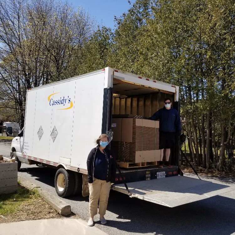 BethanyHopeCtr's tweet photo. Packing &amp; sending out 35 food hampers was a breeze this morning with the help of @cassidymoving!  Thanks to their generosity we received 250 boxes to be used as hampers! 

#gratitude #ittakesacommunity #bethegood #freshfoodmatters #foodisfeul #supportlocal https://t.co/qdTZKZAWyK