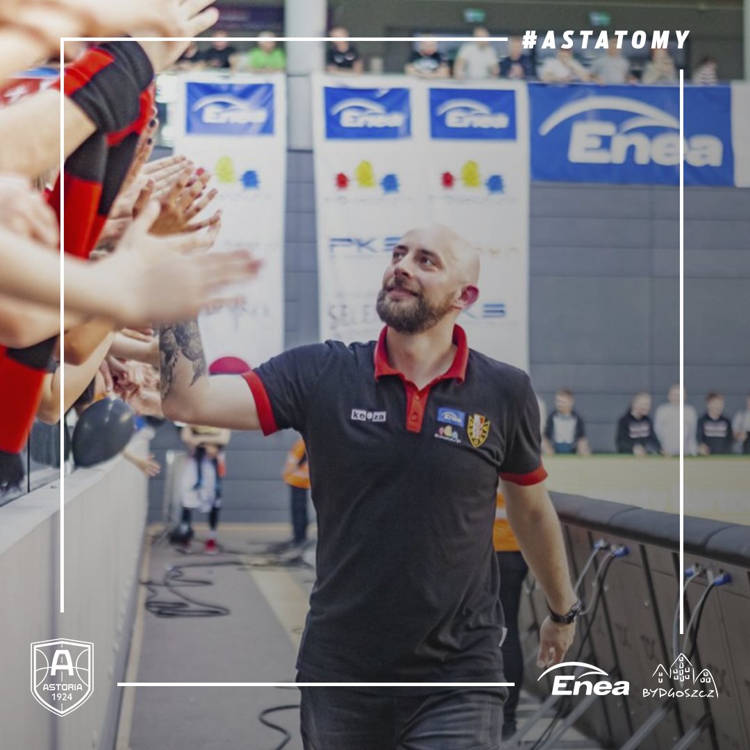 KK_Astoria's tweet photo. Doskonale znany naszym kibicom Hubert Mazur, nie będzie w sztabie szkoleniowym Artura Gronka na kolejny sezon.
Hubi, dziękujemy Ci za serce oddane w rozwój naszego klubu i życzymy powodzenia w dalszej karierze i życiu osobistym 🤝
#AstaToMy #plkpl https://t.co/ocucE5Ifqc
