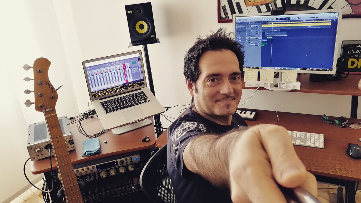enricogaletta's tweet photo. A good bass tracking day 🤓 #homestudio #sadowsky #bassstudio #bassrecording #studiosessions #basstracking #drstrings https://t.co/FOcsGjLvcn