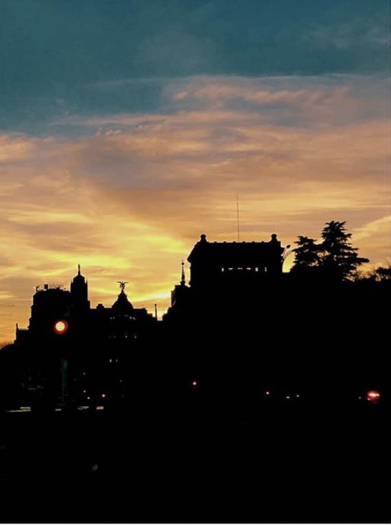 “El crepúsculo de los dioses” 
Fotografía que nos envía (photo_triangle - Instagram)
#madrid #atardecer #demadridalcielo