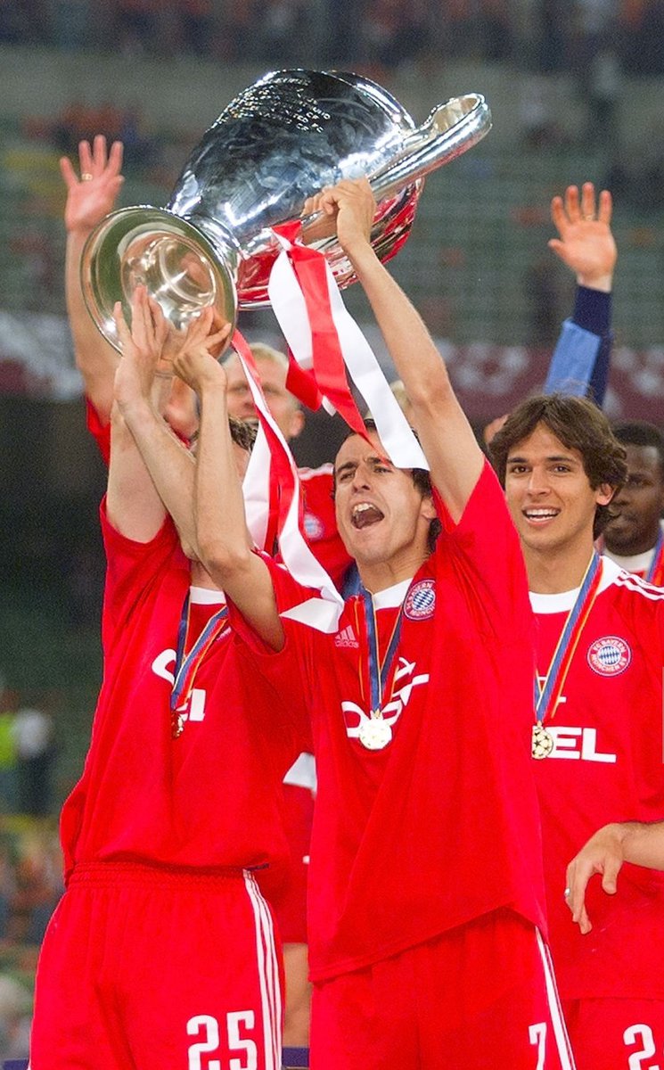 SrFutbolPy's tweet photo. Roque Santa Cruz en la UCL 2000/01:

- Convocado en los 13 duelos.
- Jugó 6 de los 13 partidos.
- 239 minutos disputados.
- Arrancó en 3 partidos como titular.
- No hizo goles.
- Jugó en Cuartos ante el United.
- Jugó en Semis ante el Madrid.
- Campeón.

El sueño del pibe. https://t.co/8uEQAb2KB8
