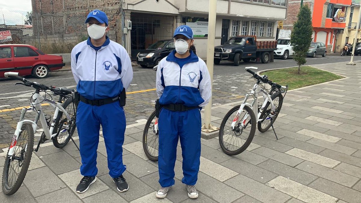 PoliciaEcuador's tweet photo. En #Tungurahua, personal de #Policiclos del #DistQuero, realizan patrullaje preventivo en entidades bancarias, farmacias y tiendas, informando, sociabilizando y controlando el distanciamiento social y las medidas de prevención.

#TuDistanciaEsMiDerecho
#TrabajamosPorTuSeguridad https://t.co/osFUFgRSzi